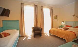 Отель Hotel Bastion Синая Улучшенный двухместный номер с 2 отдельными кроватями-9